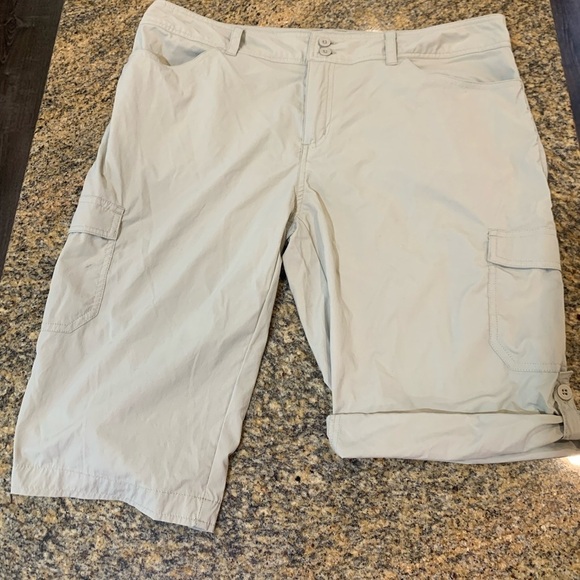 Patagonia Pants - Patagonia Hiking capri pants Size 14 Light tan color roll up option